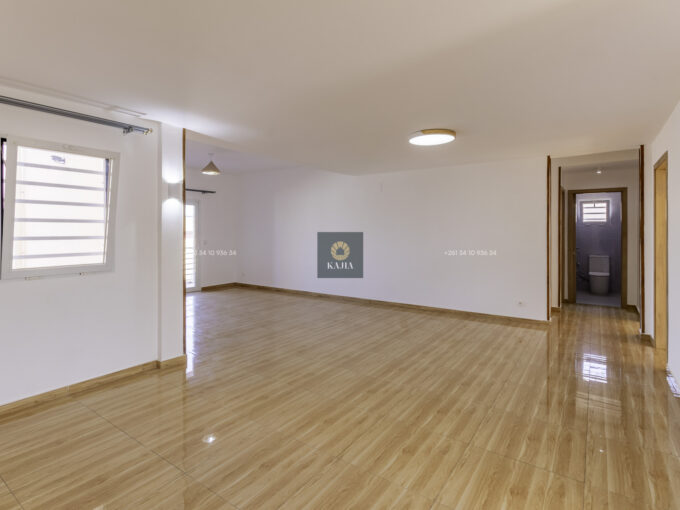 appartement à louer Ambohibao salon lumineux